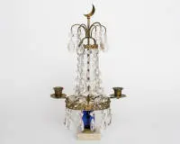 Bougeoir classique, Suède, 19e s., bronze doré, deux flammes avec pampilles en verre sur socle en marbre, élément en verre bleu cobalt, croissant de lune au sommet, H. 39 cm