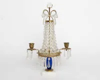 Bougeoir classique, Suède, 19e s., bronze doré, deux flammes avec pampilles en verre sur socle en marbre, élément en verre bleu cobalt, H. 37 cm
