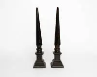 Paire d'obélisques, probablement 1re moitié 19e s., probablement bronze, patiné, env. 46 cm de haut, 1 obélisque légèrement déformé, traces d'âge et d'usage
