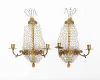 Paire d'appliques / bougeoirs muraux, Empire, Suède, 19e s., à deux feux avec pendeloques en cristal, H. 42 cm