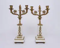 Paire de girandoles / bougeoirs, Empire, France, 1re moitié 19e s., bronze doré au feu, à trois bras, décor Empire sur socles en albâtre blanc, H. 43 cm, ø 23 cm