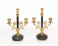 Paire de bougeoirs / candélabres, Empire, vers 1800, socle en marbre légèrement ébréché, chacun deux petits trous, env. 27 x 18 cm