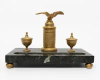 Nécessaire de bureau, France, Empire, probablement vers 1800, bronze doré et finement ciselé, aigle couronnant aux ailes déployées, env. 24 x 35 x 20 cm, traces d'usage