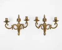 Paire d'appliques murales / bougeoirs muraux classiques, Louis XVI, Suède, vers 1790, bronze doré au feu, chacun à deux feux, bras en forme de guirlandes sous vase décoratif couronnant, 29 x 30 cm