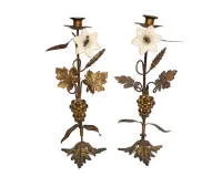 Paar Altarleuchter, Frankreich, 2. Hälfte 19. Jh., Bronze mit Resten von Vergoldung, je einflammige Leuchter mit floral-plastischem Dekor in Form von Weinlaub, Rispen und Ähren, je eine helle Blüte, H. ca. 38 cm