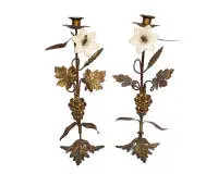 Paire de chandeliers d'autel, France, 2e moitié 19e s., bronze avec restes de dorure, chacun à un feu avec décor floral plastique en forme de feuilles de vigne, grappes et épis, chacun une fleur claire, H. env. 38 cm