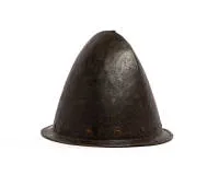 Cabasset („Spanischer Morion“), wohl Spanien oder Italien, letztes Viertel 16. Jh., Eisen, aus einem Stück geschmiedete, hohe mandelförmige Helmglocke mit ausgeprägtem Mittelgrat und kleinem Scheitelansatz; schmale umlaufende Krempe mit umgelegtem...
