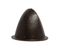 Cabasset (« morion espagnol »), probablement Espagne ou Italie, dernier quart du 16e s., fer, calotte haute en forme d'amande forgée d'une pièce avec crête centrale marquée et petit sommet ; bord étroit avec rebord replié, rivets de doublure en fer avec rosaces en laiton en forme de fleur ; restes de l'ancienne bande de doublure textile à l'intérieur, marque de atelier/arsenal estampée sur le bord, très usée ou corrodée ; selon le consignateur provient d'Espagne, env. 19 x 23,5 x 26 cm, patine s
