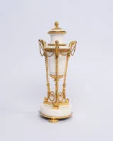Vase / cassolette, classicisme, France, Louis XVI, vers 1790, bronze doré et marbre blanc, travail très fin, env. 28 cm, marbre légèrement ébréché sur les bords/petits manques
