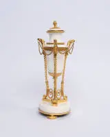 Vase / cassolette, classicisme, France, Louis XVI, vers 1790, bronze doré et marbre blanc, travail très fin, env. 28 cm, marbre légèrement ébréché sur les bords/petits manques