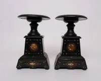 Paar Basalt-Tazzen, Empire, Italien, um 1820, schwarzer Basalt mit Pietra-Dura-Technik, teilweise bestoßen, ca. 25.5 cm