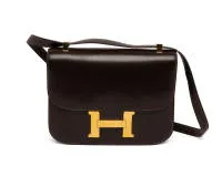 Handtasche, Modell "Constance", bez. "Hermès Paris", dunkelbraunes Kalbsleder, goldene Hardware, geprägter Jahresbuchstabe "B" im Kreis lässt auf eine Produktion 1972 schließen, ca. 18 x 23 x 7 cm, Gebrauchsspuren