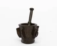 Mortier à ailes, probablement ibérique, 16e s. ou plus tard, bronze coulé, forme conique avec six nervures verticales sur les côtés comme poignées, une nervure percée avec anneau, H. 13 cm, avec un pilon, traces d'âge, anneau de base avec soudure.