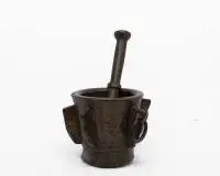 Mortier à ailes, probablement ibérique, 16e s. ou plus tard, bronze coulé, forme conique avec six nervures verticales sur les côtés comme poignées, une nervure percée avec anneau, H. 13 cm, avec un pilon, traces d'âge, anneau de base avec soudure.