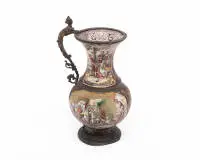 Cruche en émail avec fine peinture et anse figurée, Vienne, fin du 19e siècle, émail sur cuivre, 18 cm de haut, extérieur scènes paysannes en quatre panneaux, intérieur fine peinture décorative avec mascarons et guirlandes de fruits, divers manques,...