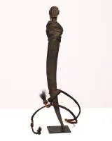 Medizinhorn, Zigoua, Nord-Tansania, Tierhorn, geflochtene Kordel und figürlich geschnitzter Stöpsel, krustierte Patina, eiserner Stand, Zertifikat der Galerie Alain Dufour, Ramatuelle, aus 2001 liegt vor, H. ca. 52 cm