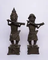 Paire de figures debout avec corne, Bénin, Afrique, env. 57 cm et 63 cm de haut