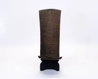 Tabouret à dossier, Afrique, bois dur, sculpture ornementale en relief sur dossier et assise, H. 110 cm