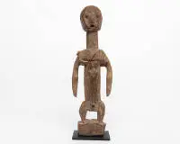 Figure féminine debout avec collier de perles/coquillages, probablement figure ancestrale, Ewe, Togo, env. 42 cm de haut.