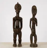 Deux figures féminines en bois, Baule/Côte d'Ivoire et Guro/Côte d'Ivoire