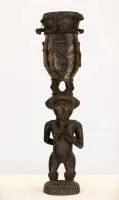 Tambour rituel, Baule/Côte d'Ivoire, tronc évidé en forme de mère avec enfant, richement décoré