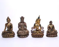 Lot de 4 figures, Tibet/Népal, époque moderne, divers alliages de bronze et de métal : 2x "Bouddha assis", "Tara assise", "Bodhisattva Guanyin assis", 16-22,5 cm de haut