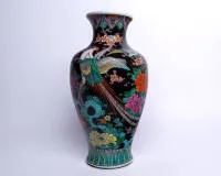 Balustervase, Japan, 20e eeuw, porselein, vogels tussen bloeiende takken op rotsgrond, polychroom, op zwarte grond, borders, zwart Japans merk Matsueda op de bodem, 45 cm hoog