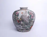 Vase, Chine, 20e s., porcelaine, forme pansue, famille rose, deux réserves avec oiseaux près de l'eau ou sur des rochers, fond couvert de fleurs, bordures, au fond marque ronde rouge de fer, 33 cm de haut