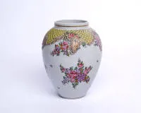 Vase, wohl Frankreich, 19. Jh., konisch, im chinesischen Exportstil verziert mit Blüten, Schwüngen und Mosaikbordüre, polychrom, Goldlinien, am Boden umseitig Pseudomarke in Eisenrot, 19.5 cm hoch, Glasur-Unebenheiten