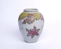 Vase, probablement France, 19e s., conique, décoré dans le style d'exportation chinois avec fleurs, volutes et bordure en mosaïque, polychrome, lignes dorées, au fond pseudo-marque en rouge de fer, 19,5 cm de haut, irrégularités de glaçure