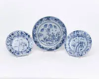 3 assiettes, Chine, dynastie Qing, 18e s., porcelaine, décors bleu et blanc variés, 2x motif écureuil et raisin, 1x dame et garçon sous saule, ø env. 22,7-31 cm, petits éclats de bord, petite fêlure