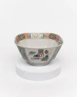 Miska, Čína, Kangxi, 1662-1722, porcelán, famille verte, na patce osmiboká stěna, čtyři panely se starožitnostmi, vodní draci na zeleném podkladu, uvnitř bordur s fénixy v kartuších a ruyi hlavami, na zrcadle...