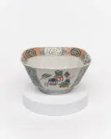 Coupe, Chine, Kangxi, 1662-1722, porcelaine, famille verte, sur le pied la paroi octogonale, quatre panneaux avec antiquités, dragons d'eau sur fond vert, à l'intérieur une bordure avec phénix en cartouches et têtes ruyi, sur le miroir...