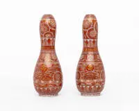 Paire de petits vases bouteille en porcelaine Kutani, Japon, époque Meiji, fin du 19e siècle, décor en émaux et fer rouge sur fond blanc avec fines dorures ; ornement dense de cartouches, motifs brocart, frises de feuilles de lotus, nuages stylisés et...