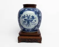Pot couvert (dit pot à gingembre), Chine, probablement époque Kangxi (1662-1722), porcelaine bleu sous couverte, corps balustre, décor de quatre réserves à attributs de lettrés (bogutu) sur fond dense de fleurs de prunier sur...