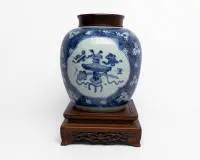 Pot couvert (dit pot à gingembre), Chine, probablement époque Kangxi (1662-1722), porcelaine bleu sous couverte, corps balustre, décor de quatre réserves à attributs de lettrés (bogutu) sur fond dense de fleurs de prunier sur...