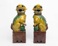 Paar Wächterlöwen (sog. Fo-Hunde), China, wohl Shiwan-Öfen, Guangdong, spätes 19. Jahrhundert, Steingut mit mehrfarbigen Bleiglasuren in Gelb, Grün, Aubergine und Braun, als männlicher und weiblicher Wächterlöwe auf rechteckigen Sockeln dargestellt,...