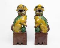 Paire de lions gardiens (dits chiens Fo), Chine, probablement fours de Shiwan, Guangdong, fin du 19e siècle, grès avec glaçures au plomb polychromes jaune, vert, aubergine et brun, représentés en lion gardien mâle et femelle sur socles rectangulaires,...