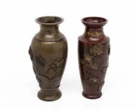 Dwa małe japońskie wazony z dekoracją kwiatową, prawdopodobnie późny okres Meiji (1868-1912) i później, prawdopodobnie brąz i mosiądz, z nałożonymi kwiatami, liśćmi i ptakami, wys. 15 cm i 15,5 cm, mniejszy wazon lekko wgnieciony z boku, drobne rysy, dekoracja...