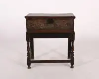 Gotische documentkist (13e/14e eeuw) op barokke standaard (17e eeuw), eiken, voorzijde met geometrisch reliëfsnijwerk, standaard met vier balusterpoten en lage verbinding, 74 x 69 x 45 cm