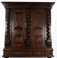 Monumentaler barocker Dielenschrank, süddt., wohl Schwaben, um 1700, Nussbaum furniert auf Weichholz, zweitüriger Korpus mittig teilbar unter kräftig vorkragendem Kranzgesims, in der Front drei salomonischen Säulen mit korinthisierenden Kapitellen auf...