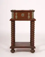 Barokke documenten kist op standaard, ca. 1700, eiken, vertinde beslagen, vierbenige standaard op kogelpoten waarschijnlijk jonger, 17 x 44 x 37 cm, totale hoogte incl. standaard 80 cm, ouderdomssporen