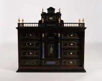 Prachtig Italiaans Pietra Dura tafelkabinet, waarschijnlijk Florence, 2e helft 17e eeuw, rechthoekig ebbenhouten corpus op geprofileerde sokkel en bijpassende kroonlijst, driedubbele balustergalerij met vergulde balusters...