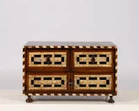 Cabinet baroque, probablement Espagne, 17e s., noyer plaqué sur bois tendre, corps rectangulaire avec façade à trois tiroirs sur deux niveaux, tiroirs avec incrustations gravées en os et motifs de chasse, 26 x 42 x 24 cm, ajouts