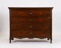 Hoge commode, West-Duits, 2e helft 18e eeuw, corpus met vier laden, gewelfde zarge, voorzijde met reliëfsnijwerk, ca. 107 x 130 x 65 cm, aanvullingen