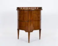 Verfijnde demi-lune commode, Louis XVI, Oostenrijk of Noord-Italië, circa 1790, fineer van vruchthout, halfrond corpus op drie taps toelopende vierkante poten, blad met opengewerkte galerij aan drie zijden, blad zijdelings verschuifbaar, daaronder een vak, links een lade, marqueterie in de vorm van guirlandes en linten, 79 x 62 x 45 cm, ouderdoms- en gebruikssporen, slot ontbreekt