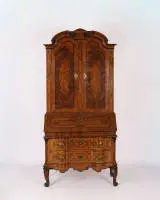 Belangrijk barok secretaire, Mainfranken/Würzburg, rond 1740, omgeving van Carl Maximilian Mattern, notenhout en wortelnotenhout fineer, tweedelig meubel, voorzijde rijk ingelegd met bandwerk, onderstuk met twee laden onder schuine klep...