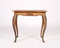 Barokke salontafel, Duits, rond 1750, blad met ingetrokken zijkanten gefineerd met ruitvormig marqueterie, gesneden notenhouten frame, reliëf rocaille op lijsten en poten, 75 x 81.5 x 54.5 cm, gebruikssporen