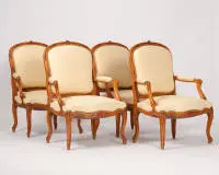 Set van vier fauteuils in Lodewijk XV-stijl, gesneden beuken, vernieuwde lichte bekleding, H. 99 cm