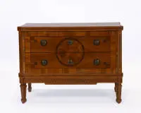 Louis XVI commode "sans traverse", waarschijnlijk West-Duitsland/Palts of Midden-Rijn, circa 1780/85, naaldhout corpus, gefineerd en gemarquetterd in notenhout en diverse houtsoorten